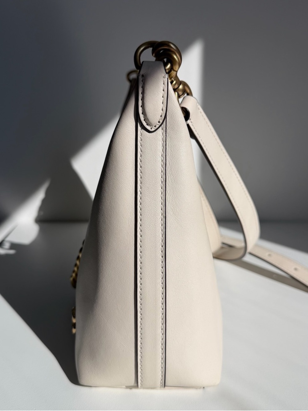 Coach Cream Leather Shoulder Bag with Gold Chain - Picture 3 of 6